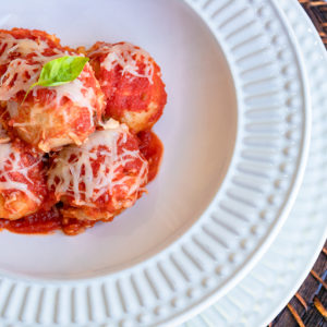 Gnocchi de batata com calabresa ao molho sugo